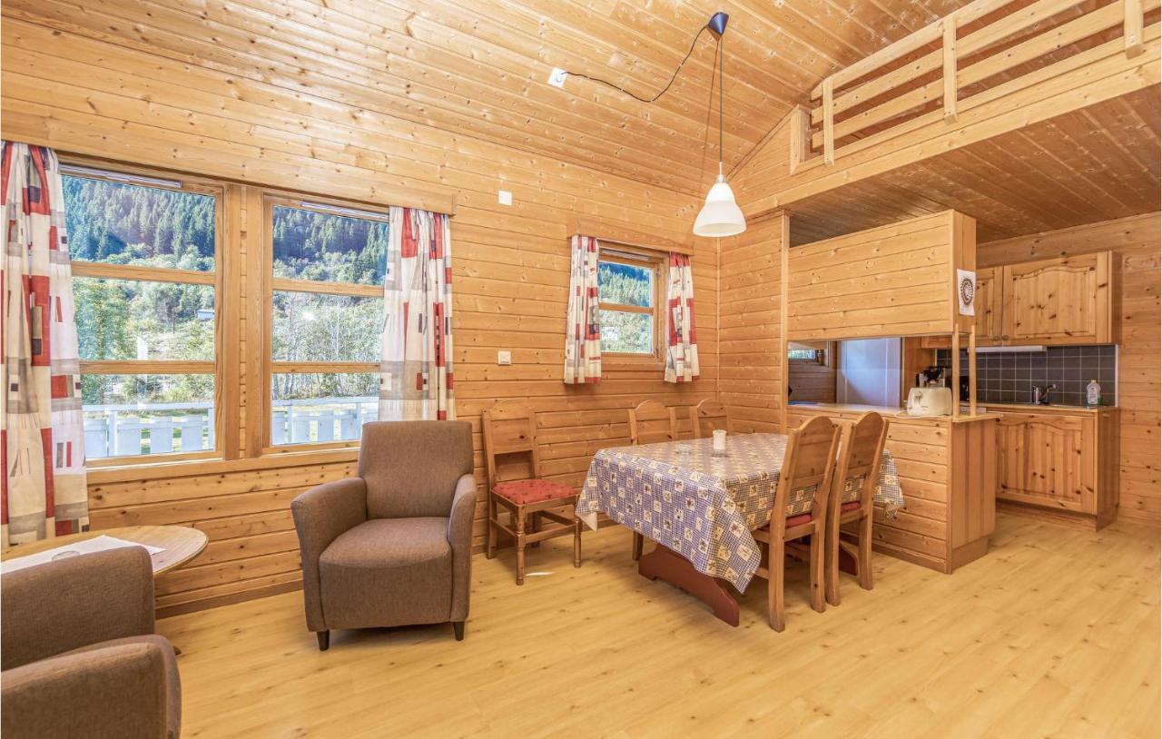 Cozy Home In Fjaerland With House A Mountain View エクステリア 写真
