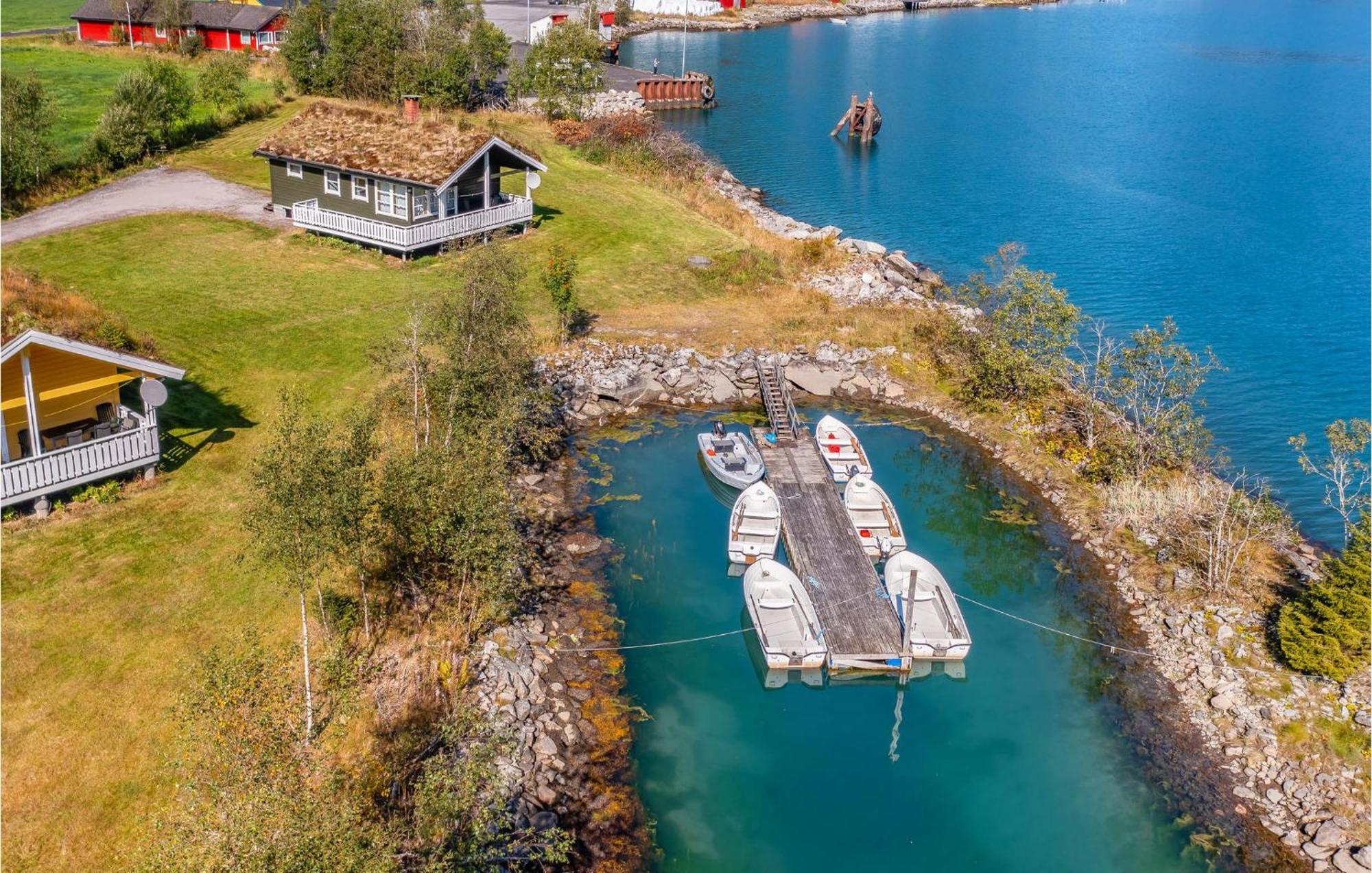 Cozy Home In Fjaerland With House A Mountain View エクステリア 写真
