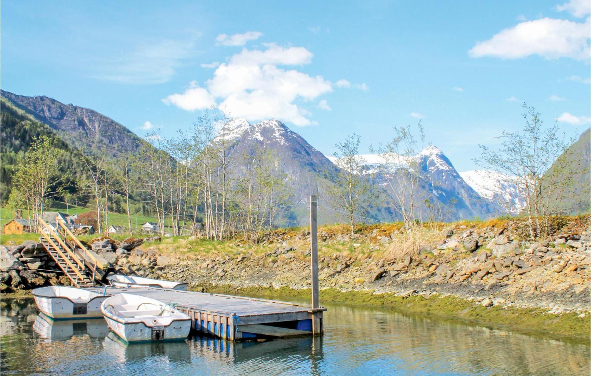 Cozy Home In Fjaerland With House A Mountain View エクステリア 写真
