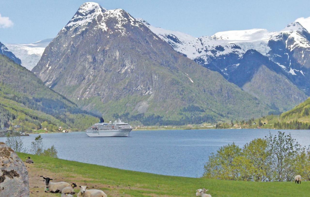 Cozy Home In Fjaerland With House A Mountain View エクステリア 写真