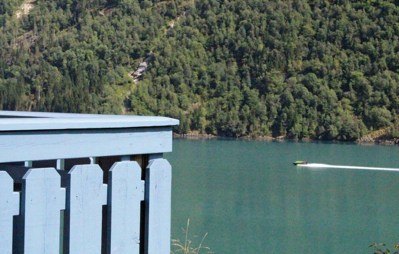 Cozy Home In Fjaerland With House A Mountain View エクステリア 写真